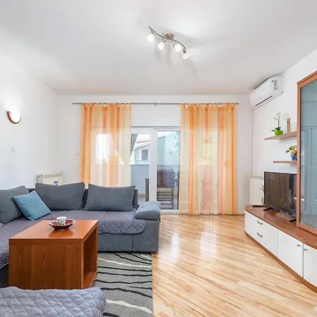 Apartment Lora *