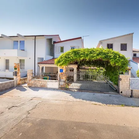 Lora Apartman *