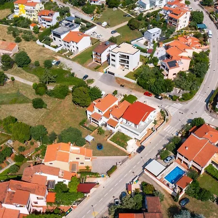 Apartman Lora *