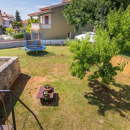 Apartman Lora *