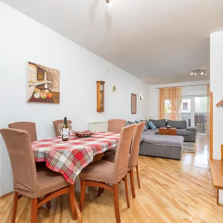 Lora Apartment *