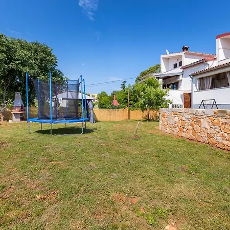 Apartman Lora *