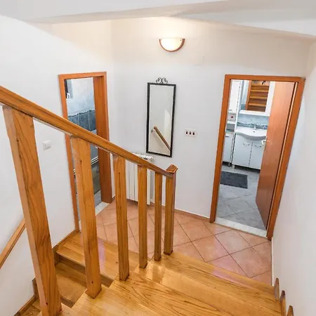 Apartament Lora *