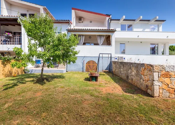 Lora 아파트 풀라