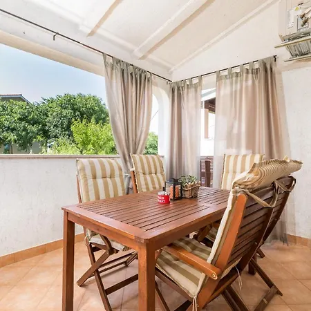 Lora Apartamento Pula